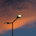 Luzes de rua públicas iluminadas à noite contra um céu escuro funcionando a partir da contribuição do custo de disponibilidade