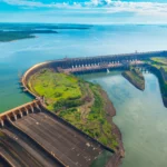 Vista aérea do reservatório de usina hidrelétrica Itaipu no Rio Paraná, um dos principais geradores de energia limpa no Brasil.